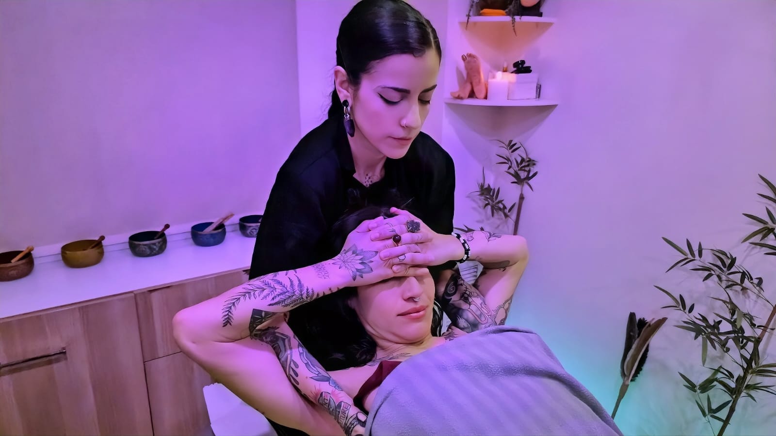 San aplicando una terapia en el centro Manos al Alma