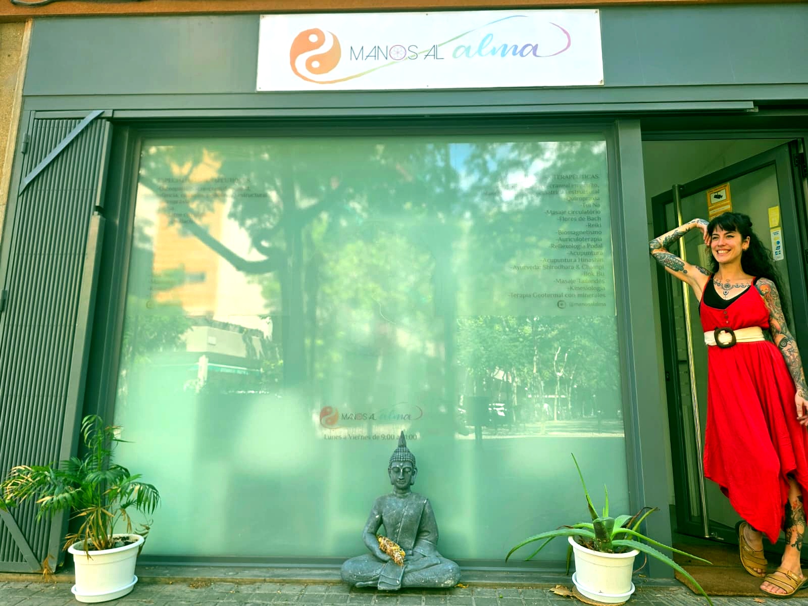 Fachada y recepción del centro Manos al Alma en Barcelona